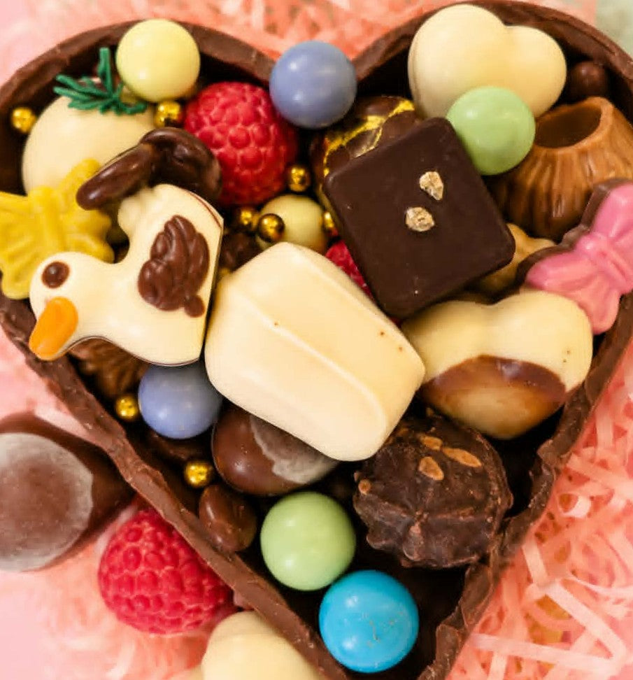 Luxe chocoladehart Moederdag gevuld met pralines en choco choops