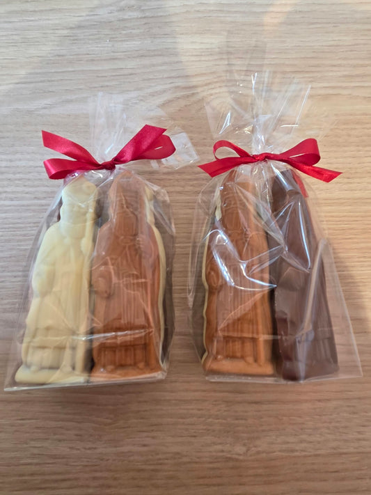 Zakje Sintjes met praline. - mix van melk, wit, marbre gepofte rijst